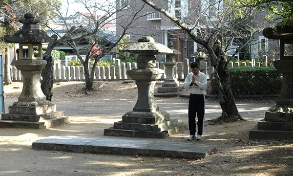 波太神社　拝み石