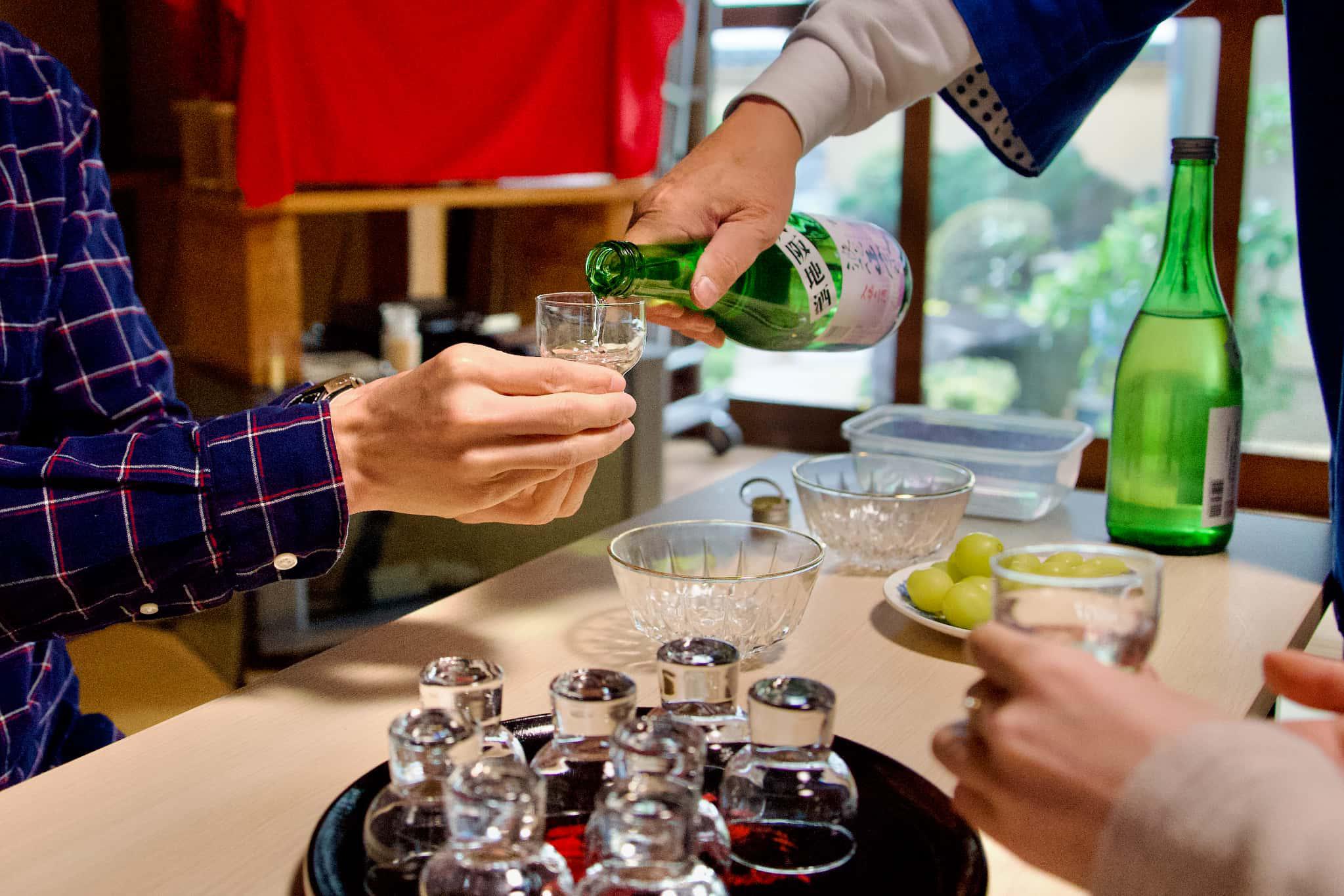 大阪最古の酒蔵「浪花酒造」で 地元特産フルーツを使った​ 日本酒カクテル作り体験​